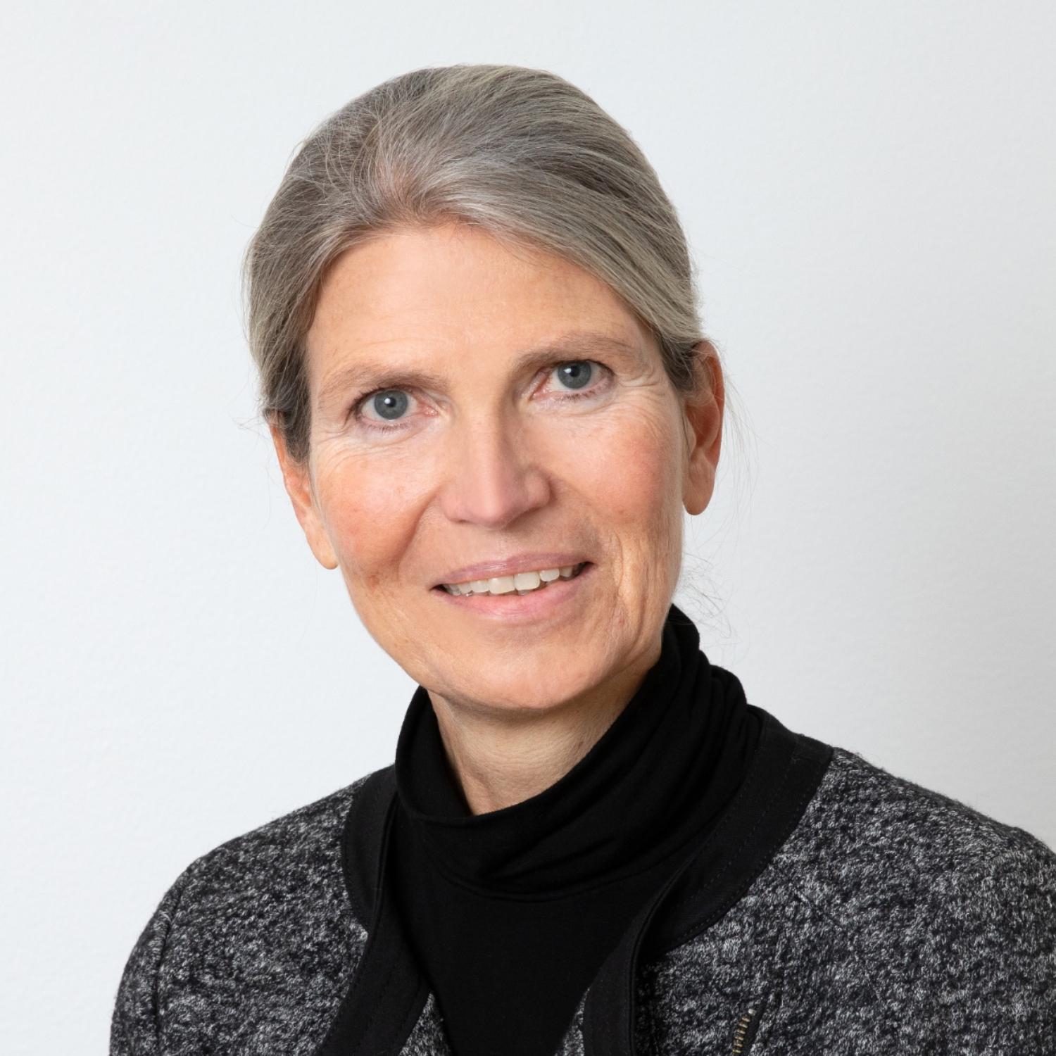 Dr.  Elke Sylvester
